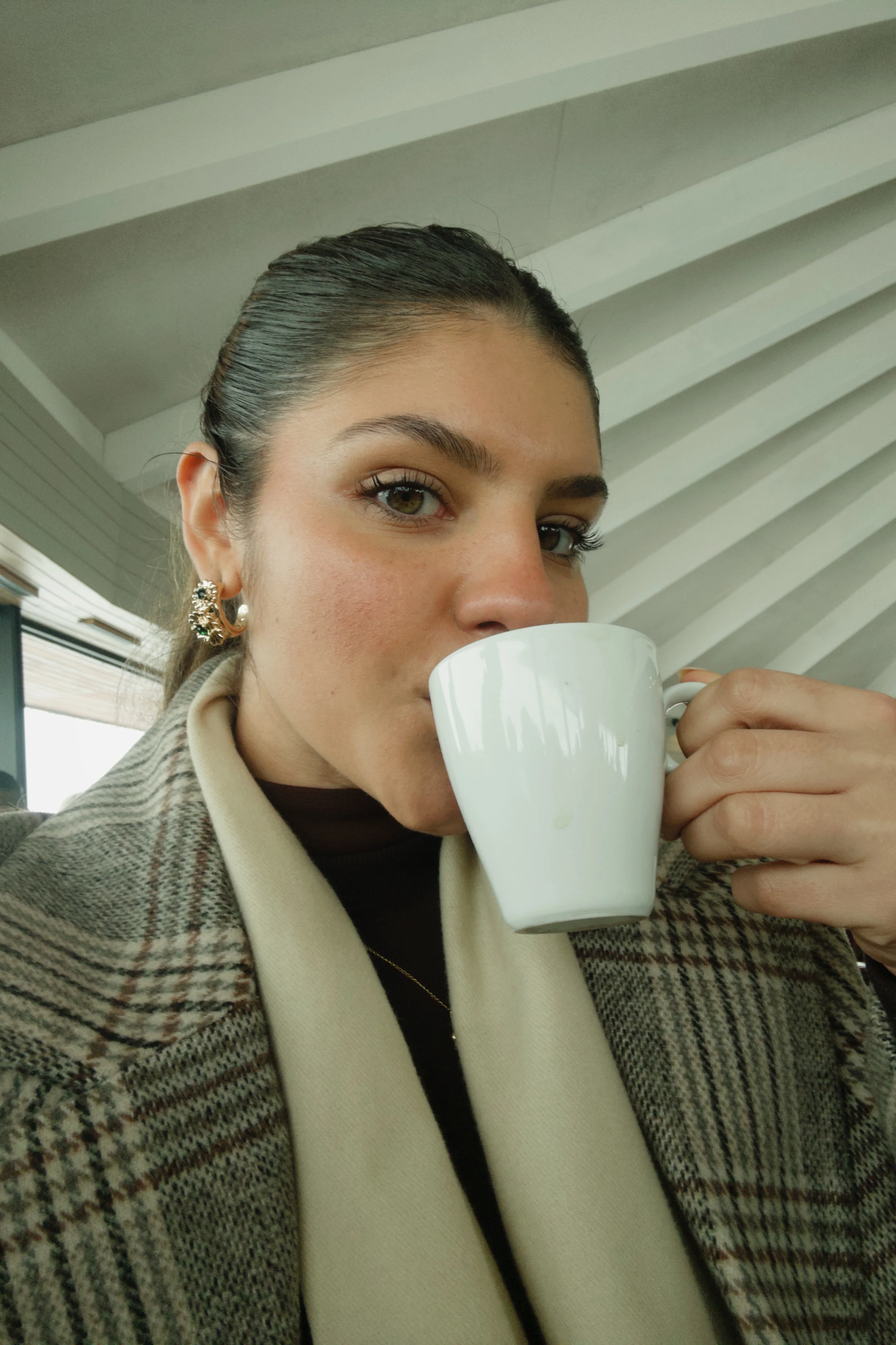 A caneca que ancora o dia